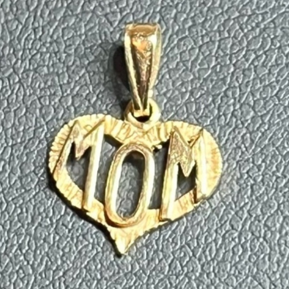 10k gold “Mom” pendant charm pendant
For Necklace or bracelet. Mother’s Day Gift